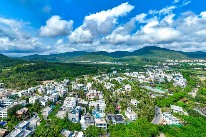 4月24日，俯瞰位于三亚市博后村的民宿群。王程龙 摄