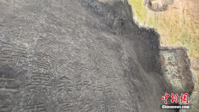 　　雕刻于峭壁之上的《西狭颂》，是汉隶的巅峰之作。高莹 摄