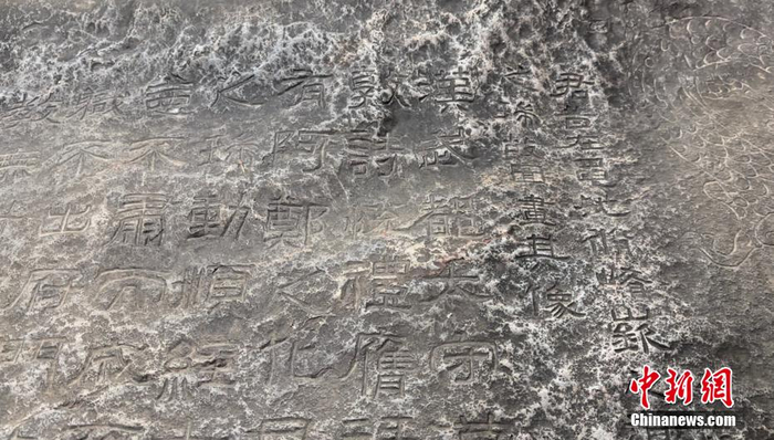 　　    作品通篇由篆到隶，由隶到楷，上承秦代小篆，下启晋唐楷书，蚕头燕尾，一波三折。高莹 摄