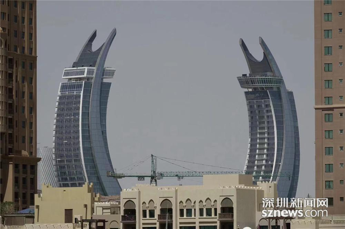 费尔蒙&莱佛士酒店这两家酒店位于Katara Tower Lusail内，月牙造型无疑是夺人眼球的。李仁奇 摄