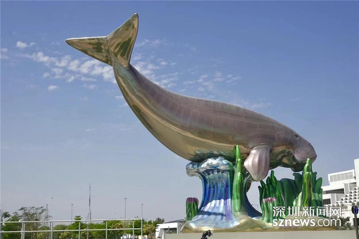 巨大儒艮，位于多哈的Al Masrah公园的海滨。李仁奇 摄