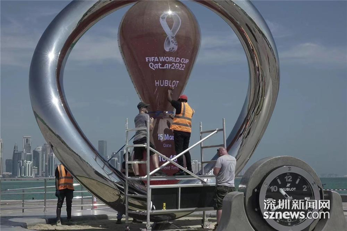 2022年卡塔尔世界杯倒计时钟。李仁奇 摄