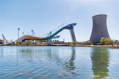 3月27日，首钢园，滑雪大跳台与冷却塔。新京报记者 郑新洽 摄