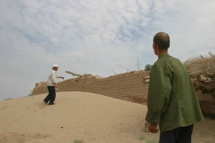 “沙上墙”了，村民很是着急。/王文明 摄