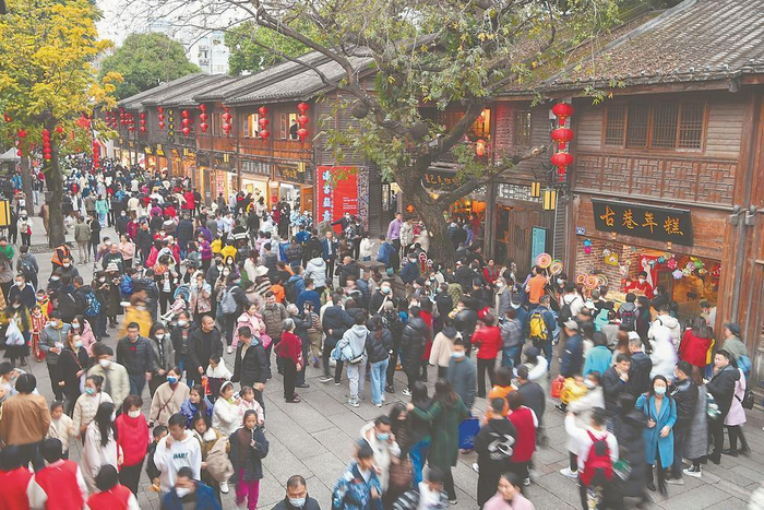 游人如织的福州三坊七巷南后街 本报记者 游庆辉 摄