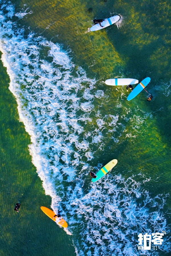 浪尖上起舞！在万宁日月湾，冲浪爱好者享受冲浪乐趣。 新海南客户端、南海网客户端拍客专栏摄影师 蔡亲东 摄
