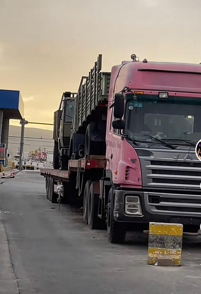 （此前停在治超站十年的半挂车。 网友拍摄）