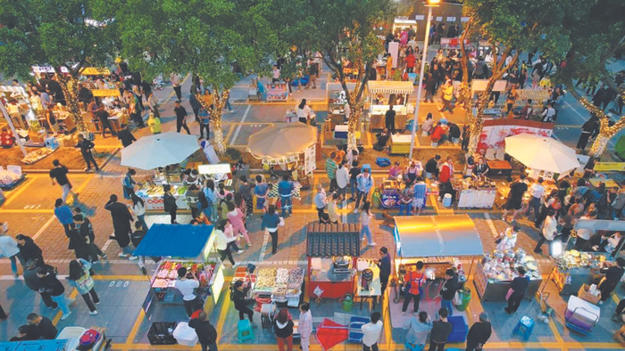     4月26日晚上7点，天色逐渐暗了下来，夜市里人越来越多。