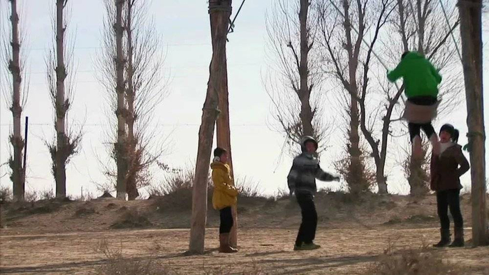 在这里荡秋千的孩子们都离去了。/《风沙线上》