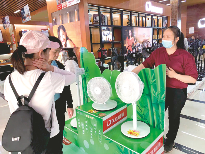     顾客向销售人员了解多丽语音妈妈扇功能