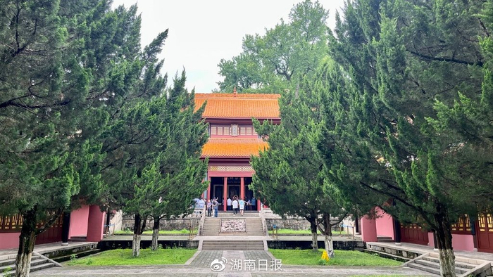 4月20日的岳麓书院，庭院深深，游客如织。 湖南日报记者 刘乐 摄