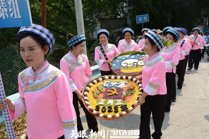 望谟县传统美食展演。杨恒 摄
