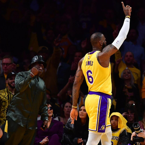 球迷沸腾期待季后赛冲击