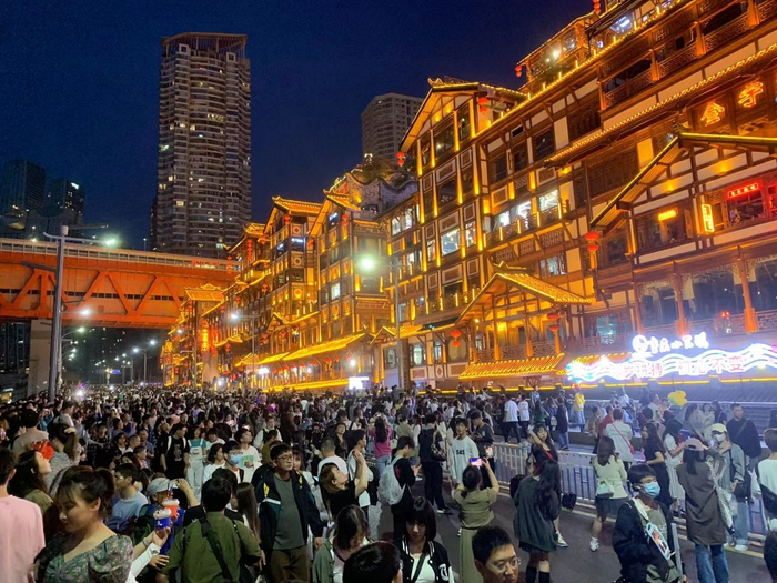 “五一”首日，感受重庆洪崖洞现场人气。受访者供图