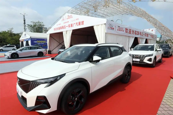 不少车辆已经入场。    程霖 摄