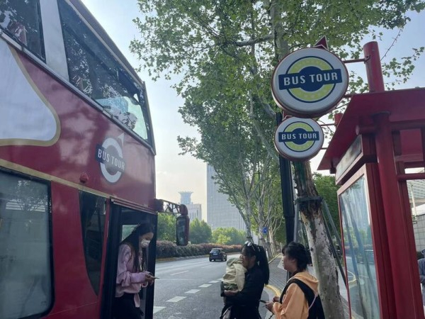 图说：试图上车的莉莉遭到拒绝。