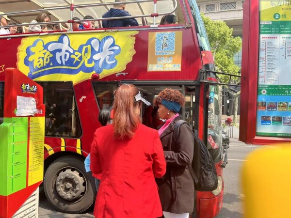 图说：观光巴士很受游客欢迎。