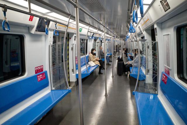 昨夜今晨，北京地铁7号线上行采取不停运措施。新京报记者 王贵彬 摄