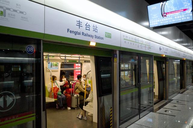 今天，北京地铁16号线首班车提前至3点。新京报记者 王贵彬 摄