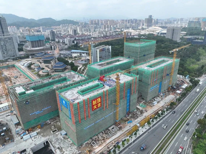 市民服务中心主体结构封顶。  陈新年 摄
