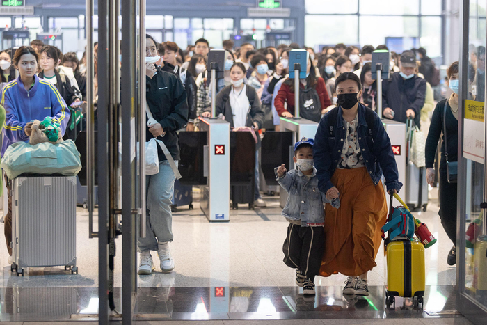 ↑4月29日，浙江湖州，旅客行走在高铁湖州站站台 图据视觉中国