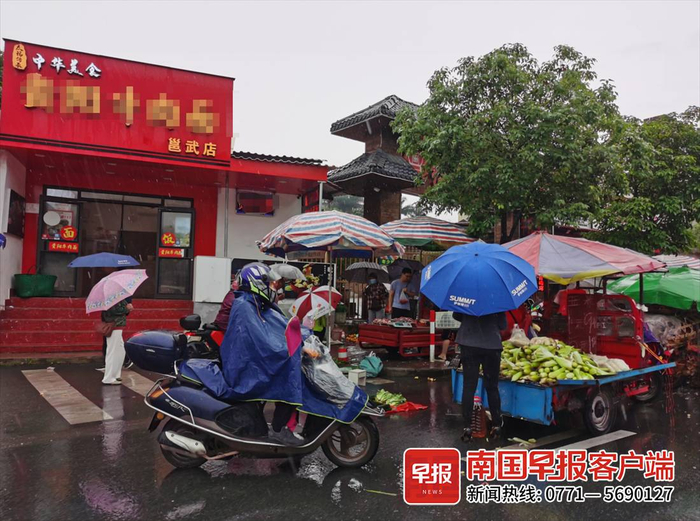 ▲市民穿着雨衣出行。南国早报全媒体记者 游拥军 摄