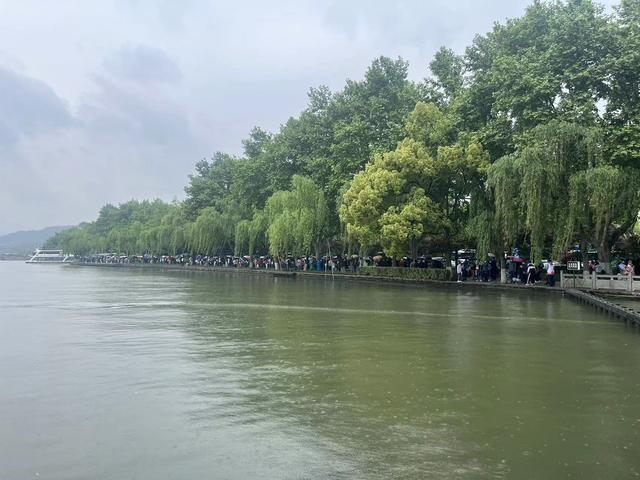 在游船区，排队等上传的人们兴致不减。图/九派新闻　曾金秋