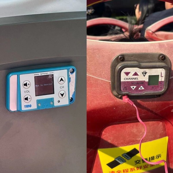 图说：左为申城观光巴士损坏的讲解设备，右为BUS TOUR。