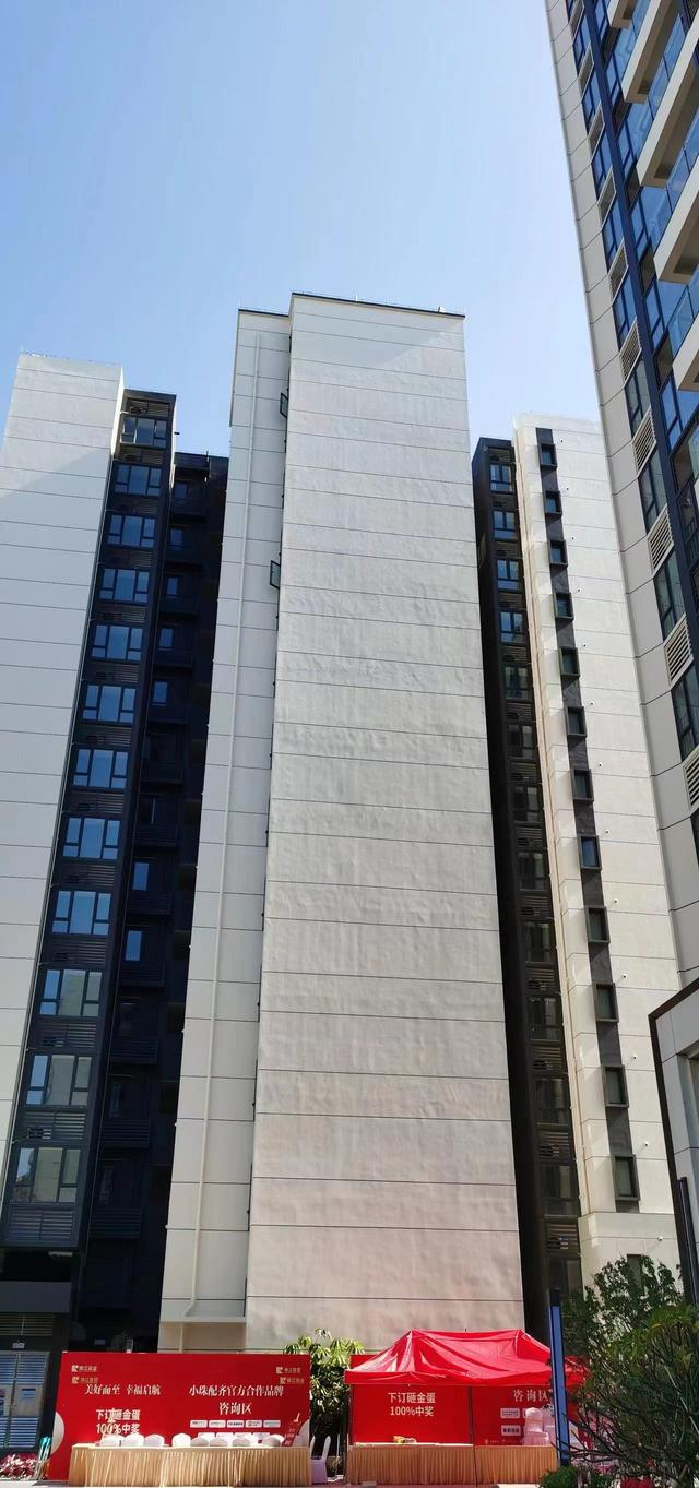 部分购房人表示，天河壹品有多栋楼的外立面出现了起皱、鼓包等现象。受访者供图