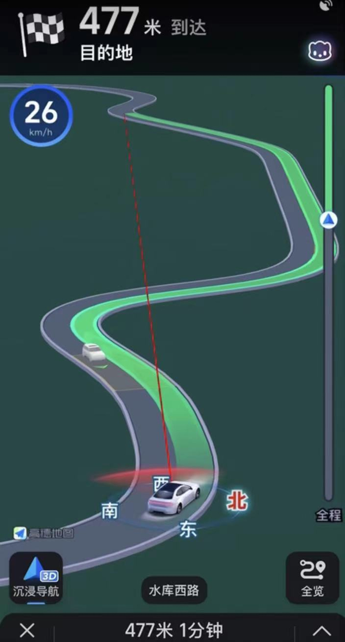 高德地图正式上线了业内首个手机端的弯道会车预警功能。受访者供图