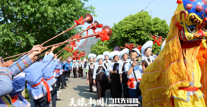 贞丰“三月三”开展游行活动。肖雄 杨英贵 韦万尚 摄