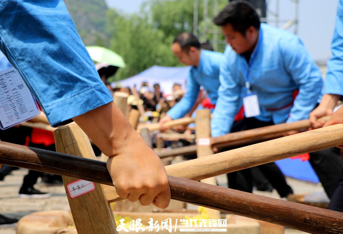 在贞丰“三月三”民俗文化节上打糍粑。肖雄 杨英贵 韦万尚 摄