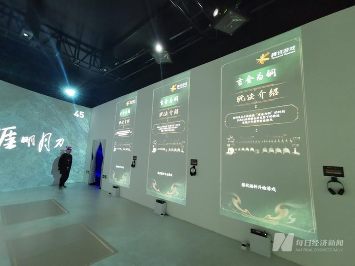 与数字文物“曾侯乙编钟”近距离接触 每经记者 温梦华 摄