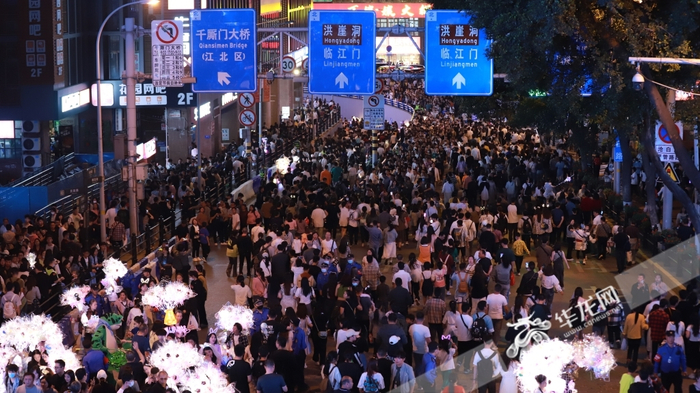 千厮门大桥为游客“封桥”。华龙网-新重庆客户端记者 陈毅 摄