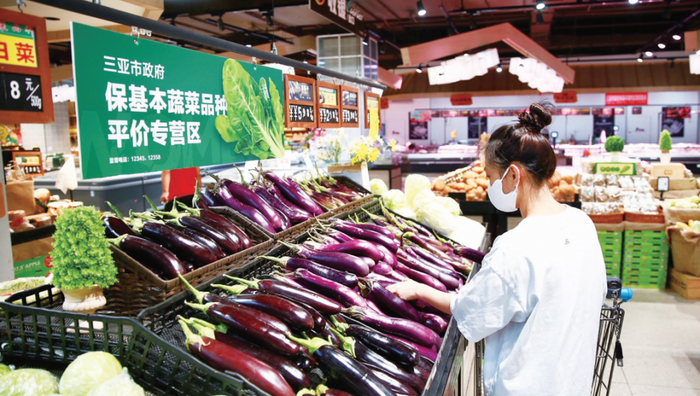 4月28日，市民在沃美超市（金鸡岭店）选购蔬菜。刘琪成 摄