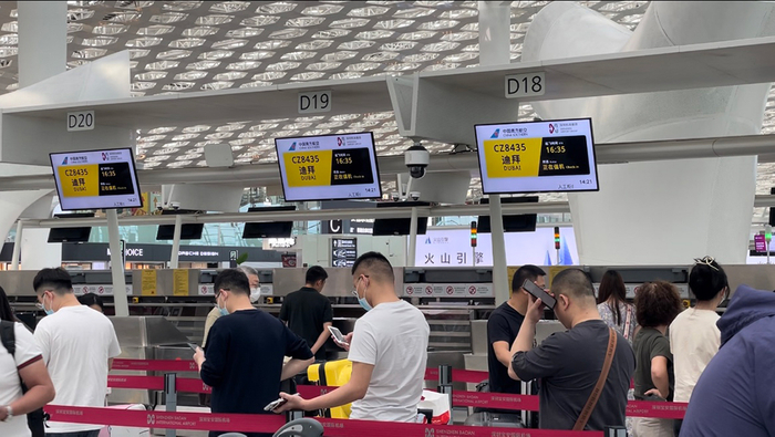 搭乘南航深圳直飞迪拜航班的旅客正在办理值机。（冯牧原 摄）