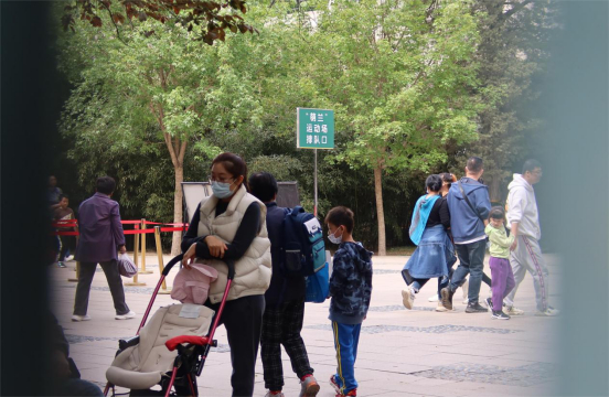 图说：馆方特设了观看大熊猫“萌兰”特设了排队入口，记者采访当日未见启用。