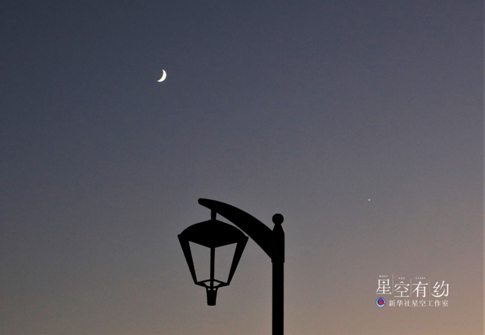 2021年10月10日，金星伴月天象在黎巴嫩贝鲁特的夜空出现。新华社记者刘宗亚 摄