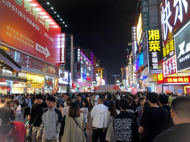 “五一”假期首日，长沙黄兴路步行街人山人海。　图/九派新闻温艳丽　　　　