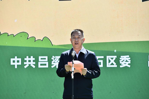 离石区委副书记、区长张海文致辞