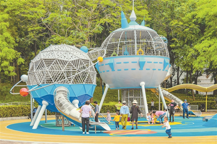 儿童乐园太空枢纽非动力游乐设施。
