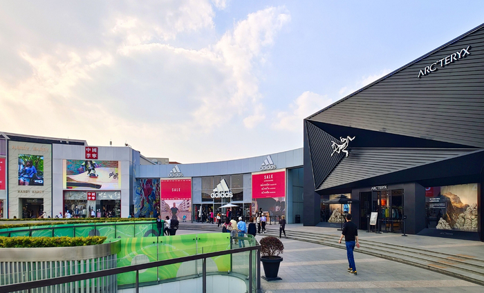 在奥特莱斯最受欢迎的莫过于运动品牌。劳动报记者贡俊祺 摄影