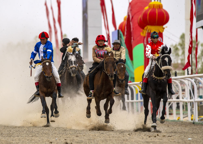 　　4月30日，选手参加赛马比赛。新华社发（高宏善 摄）