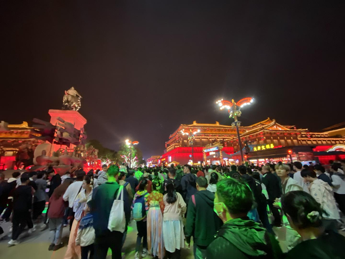 ↑“五一”假期的西安大唐不夜城景区