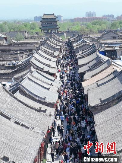 截至4月30日18时，平遥古城共接待近7万人次。　梁生仁 摄