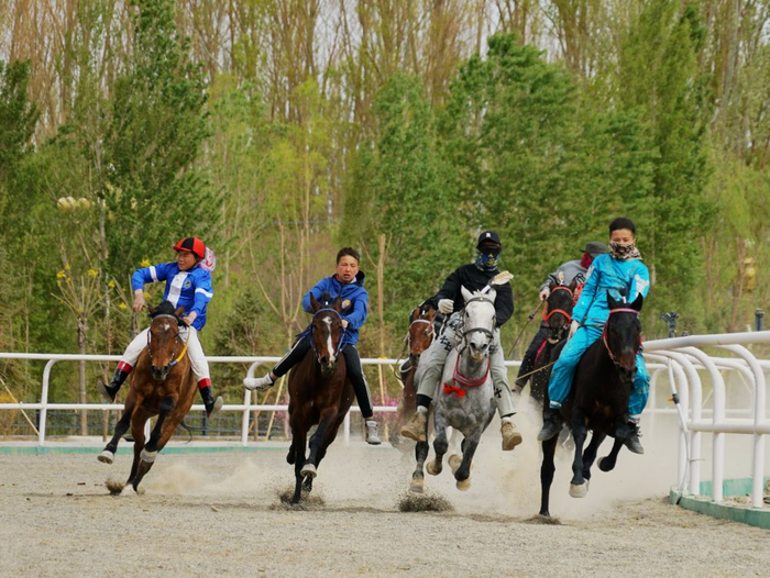 　　4月30日，选手参加赛马比赛。新华社发（马晓伟 摄）