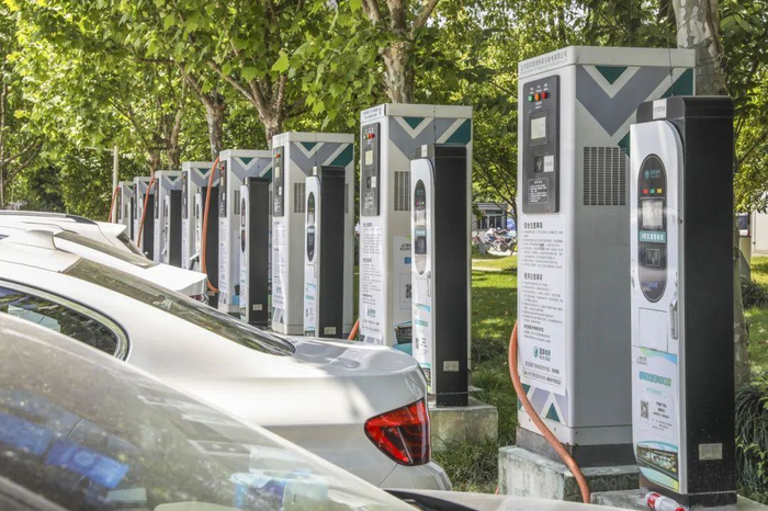 △新能源汽车充电桩和正在充电的电动汽车。（图源：图虫创意）