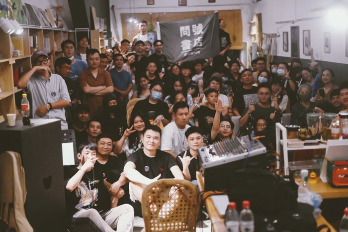 问号书店举办“不插电”演出