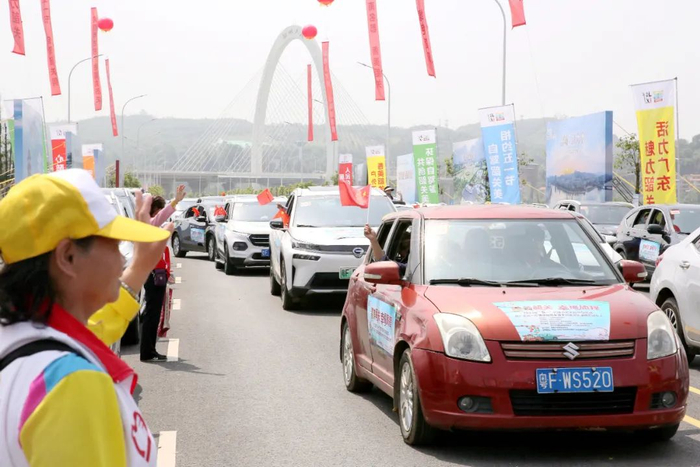 车辆整齐列阵，有序出发。冯兆宇 摄