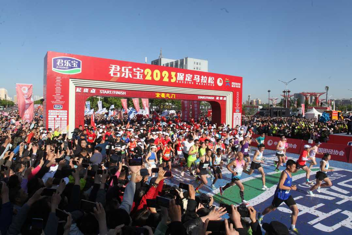 2023保定马拉松激情开跑。王栋摄